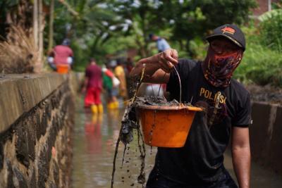 ambil-sampah-dari-sungai