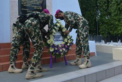 letakkan-karangan-bunga