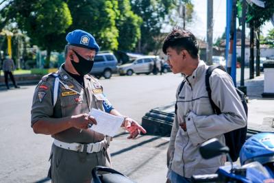 satpol-pp-beri-sanksi-bagi-tidak-kenakan-masker