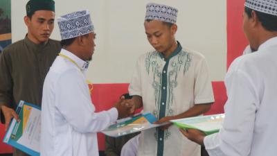 Rutan Batang Serahkan Donasi Wakaf Ponpes Al-Ikhsan
