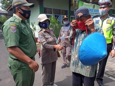 Tim Gabungan Bagikan Masker agar Lansia Tertib Protokol Kesehatan