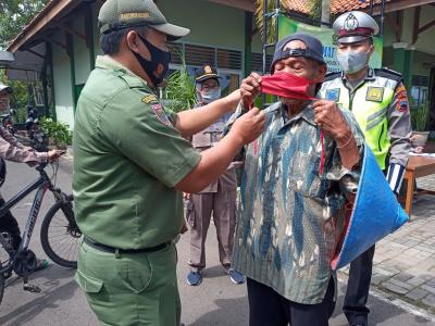 bagikan-masker-untuk-lansia