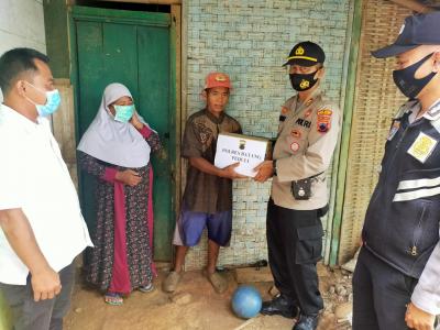 Polres Batang Salurkan Bantuan Sembako untuk Warga Terdampak Corona
