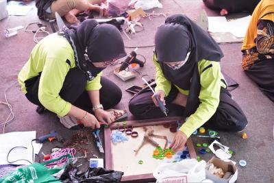 PASANG TUTUP BOTOL BUAT LUKISAN