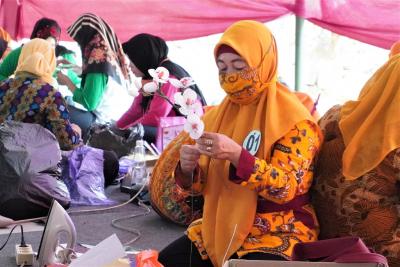 LILIT PLASTIK PADA BATANG DAUN