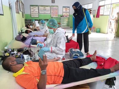Puluhan Guru Penuhi Kebutuhan Darah PMI Batang