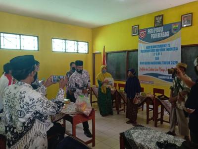 Peringati HUT PGRI dan HGN, PGRI Tulis Bagikan Sembako