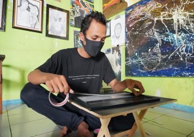 TEMPEL LAKBAN HITAM PADA KACA