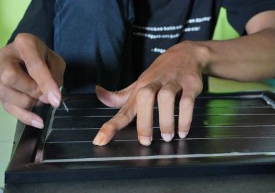 HALUSKAN LAKBAN HITAM DENGAN TANGAN