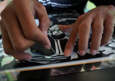 TEMPEL LAKBAN SISA SEBAGAI EFEK