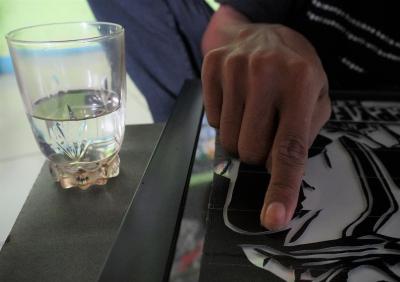 BERSIHKAN LUKISAN GAMBAR DENGAN AIR