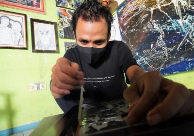 RAPIKAN PINGGIR LUKISAN SILUET