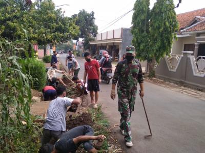 Cegah Banjir, Babinsa Bersama Warga Bersihkan Saluran Air
