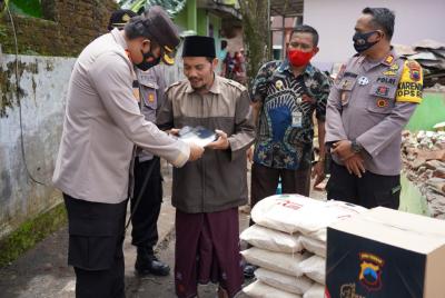Kapolres Batang Bantu Korban Kebakaran Rumah di Desa Adinuso