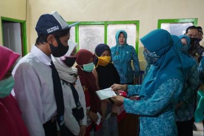 berikan-beasiswa-bagi-anak-tidak-mampu