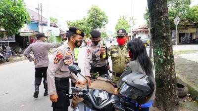 Petugas Gabungan Amankan Minuman Keras Saat Operasi Yustisi