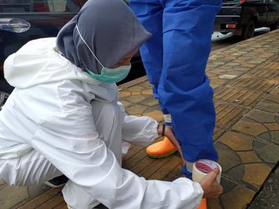 pasang-perekat-pada-pakaian-hazmat