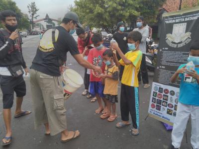 Komunitas Rukun Beta Batang Membagikan Ratusan Ekor Ikan Cupang