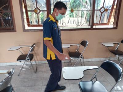 semprotkan-disinfektan-sebelum-pelaksanaan-tes