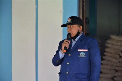 pembagian-beras-paceklik-untuk-nelayan