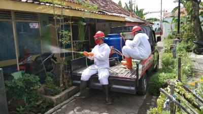 penyemprotan-disenfektan-lokasi-zona-merah