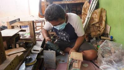 BUAT LUBANG UNTUK HANDLE PINTU