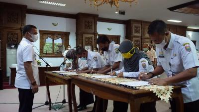 PENANDATANGAN SURAT KEPUTUSAN