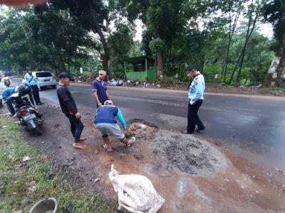 Peduli Keselamatan Warga, Rutan Batang Tambal Jalan Berlubang