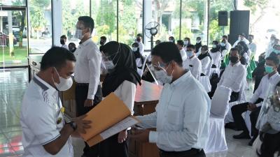 Bupati Batang Serahkan SK CPNS 221