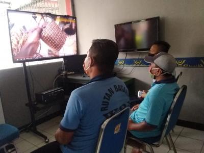 WBP Rutan Batang Nonton Youtube untuk Menambah Keterampilan