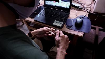 POTONG SISA TEPI RANGKA JAM