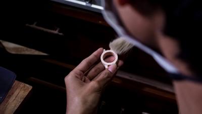 BERSIHKAN RANGKA JAM