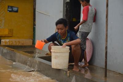 kuras-air-dari-genangan-banjir