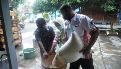 masukkan-beras-untuk-dimasak
