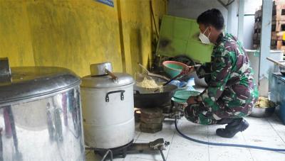 memasak-mie-untuk-lauk
