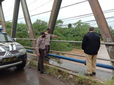 Antisipasi Banjir, Kapolsek Warungasem Cek Debit Air Kalikupang
