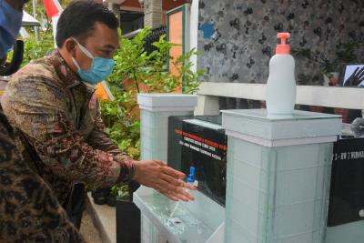 tempat-cuci-tangan-dari-limbah-kaca