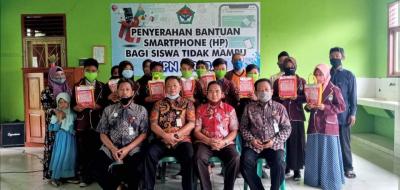 SMPN 3 Reban Bagikan Gawai Gratis Kepada Pelajar Kurang Mampu