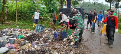 Peduli Lingkungan, Babinsa Bersama Warga Bersihkan Tumpukan Sampah