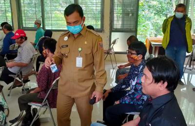 Bupati Batang Angkat Penyandang Disabilitas Tunanetra Jadi Staf di Kantornya