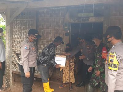 Baksos Rutin Polres Batang Ringankan Beban Terdampak Pandemi