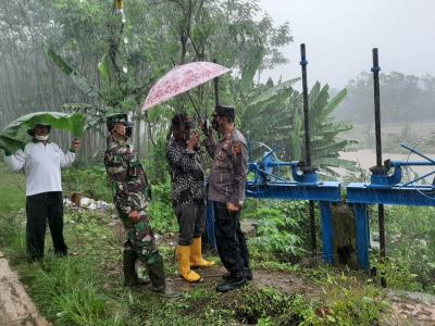 Antisipasi Banjir, Kapolsek Gringsing Pantau Debit Air Kalikuto