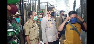 Kapolres Bersama Disperindag Batang Gencarkan Pembagian Masker
