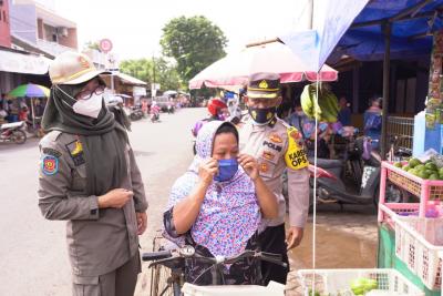 Tekan Penyebaran Covid-19, Polres Batang Intensifkan Pembagian Masker