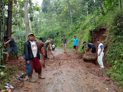 Tanah Longsor Tutupi Akses Jalan Desa Sangubanyu Batang