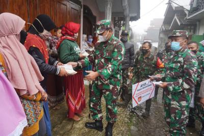 Sambangi Masyarakat Pegunungan, Dandim Batang Bagikan Masker