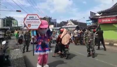 Kostum Boneka Babinsa Limpung, Jadikan Sarana Penegakan PPKM