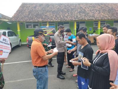Perangi COVID-19, Polsek Tersono Batang Bagikan Masker Gratis