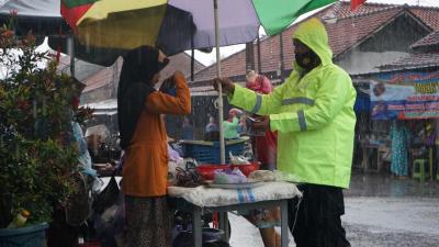 Polres Batang Bagikan Masker di Tengah Guyuran Hujan
