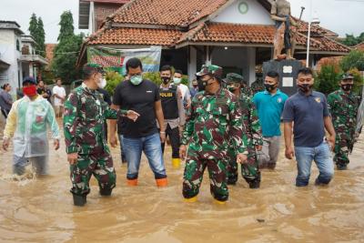 Komandan Korem 071/Wijayakusuma Tinjau Banjir di Batang
